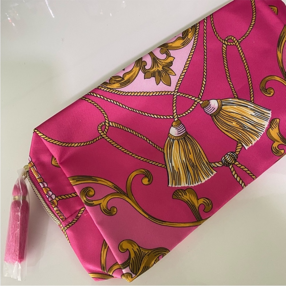 Estée Lauder cosmetic pouch 
Brand new without tag